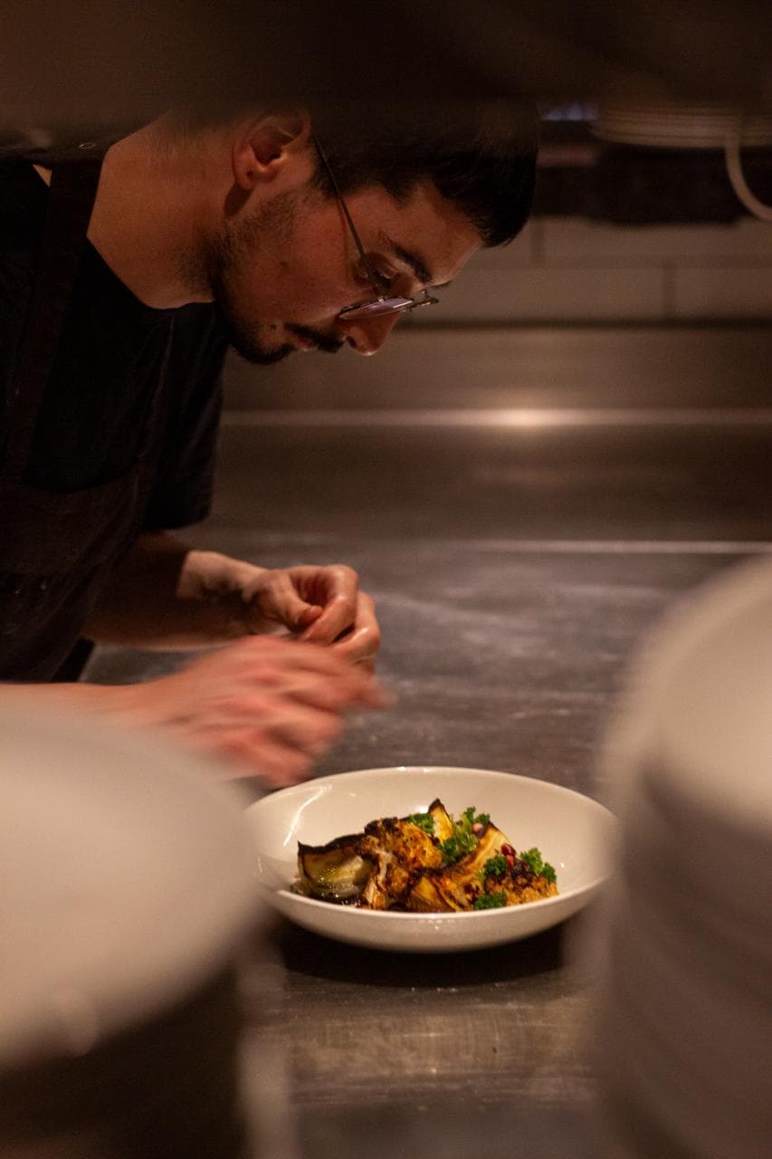 Braian Basanta trabajando en cocina